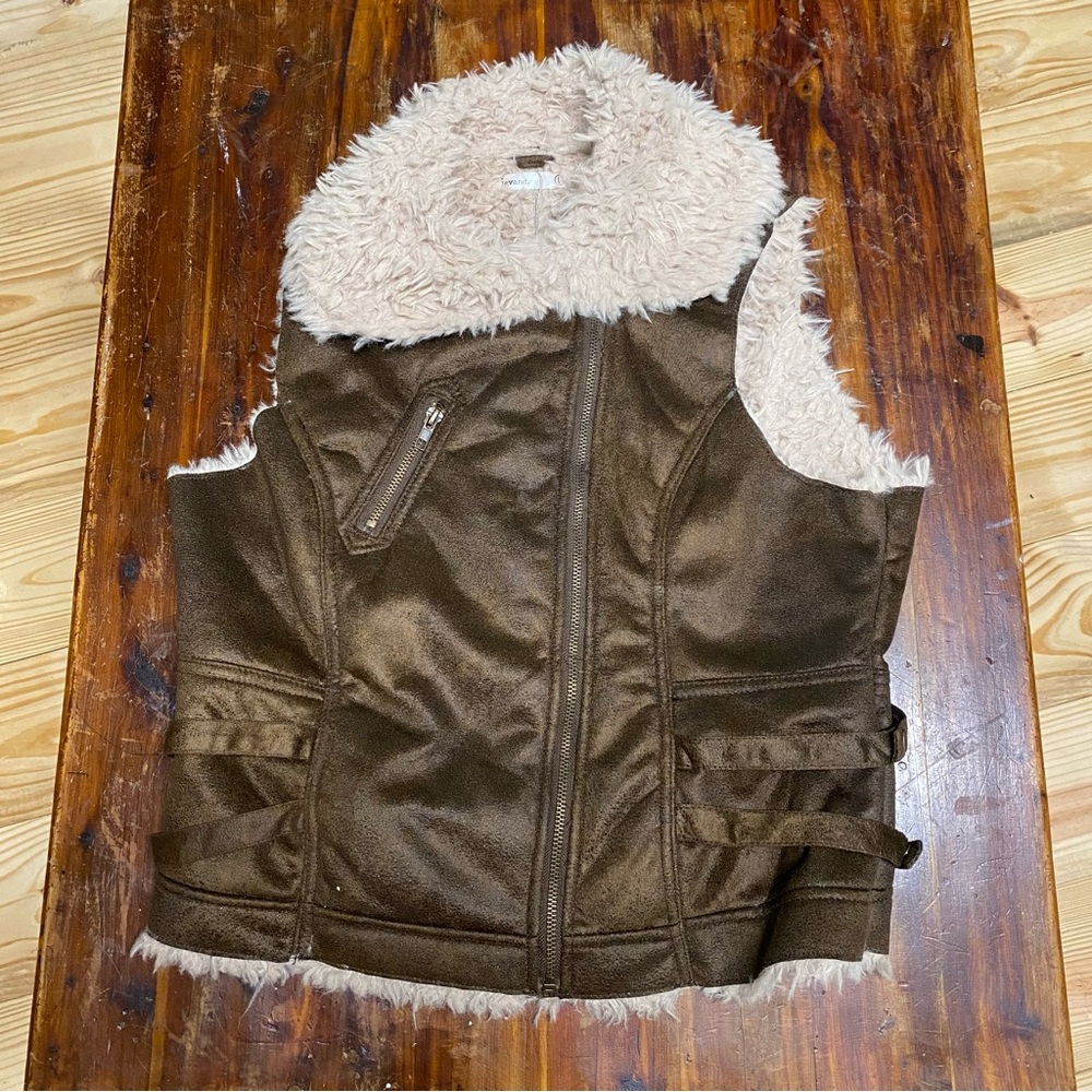 Lavand. Sherpa-lined vest